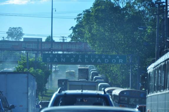 Trãnsito pesado na volta à San Salvador, capital de El Salvador